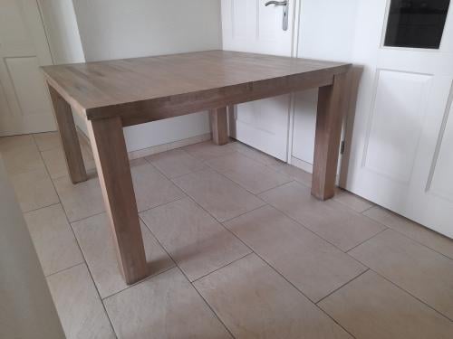Prachtige Massief houten  tafel 130 x 130 x 71,5 H (in goede nette staat )