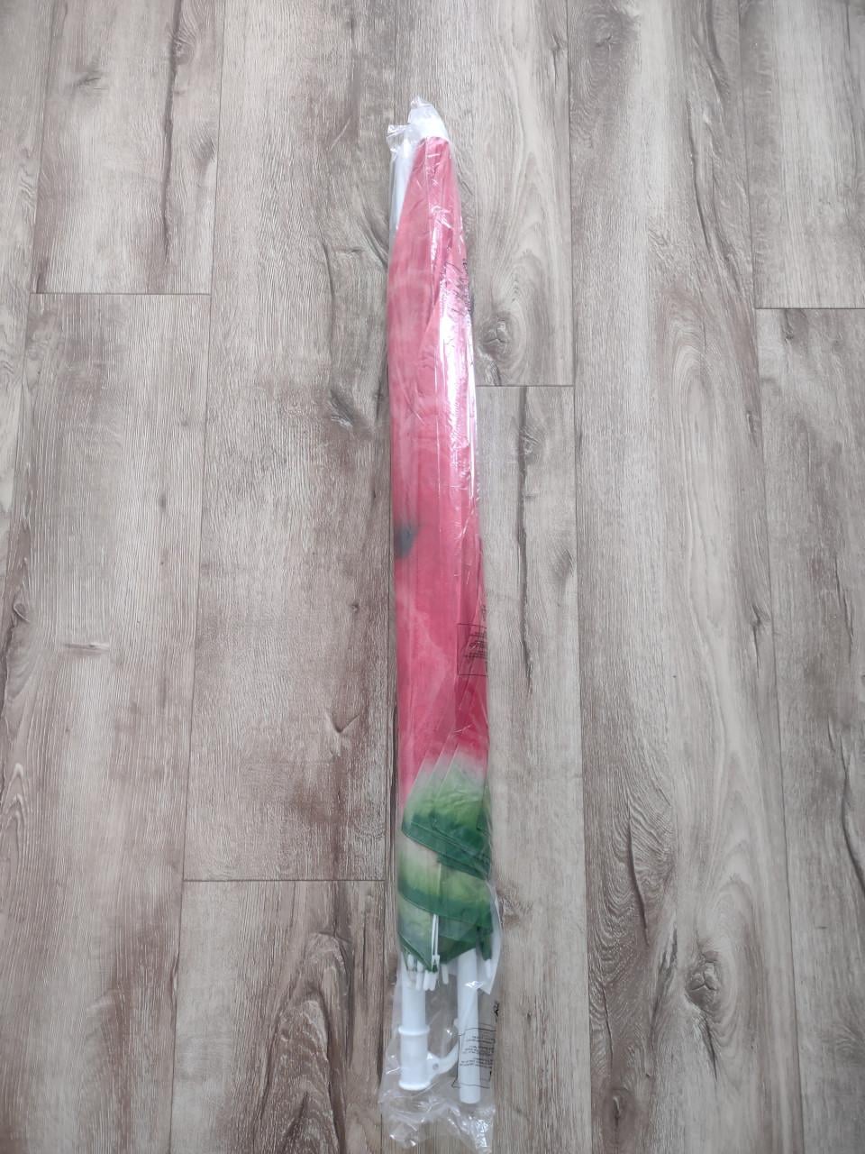 Prachtige nieuwe geel rood blauw wit gestreepte strandparasol, parasol.