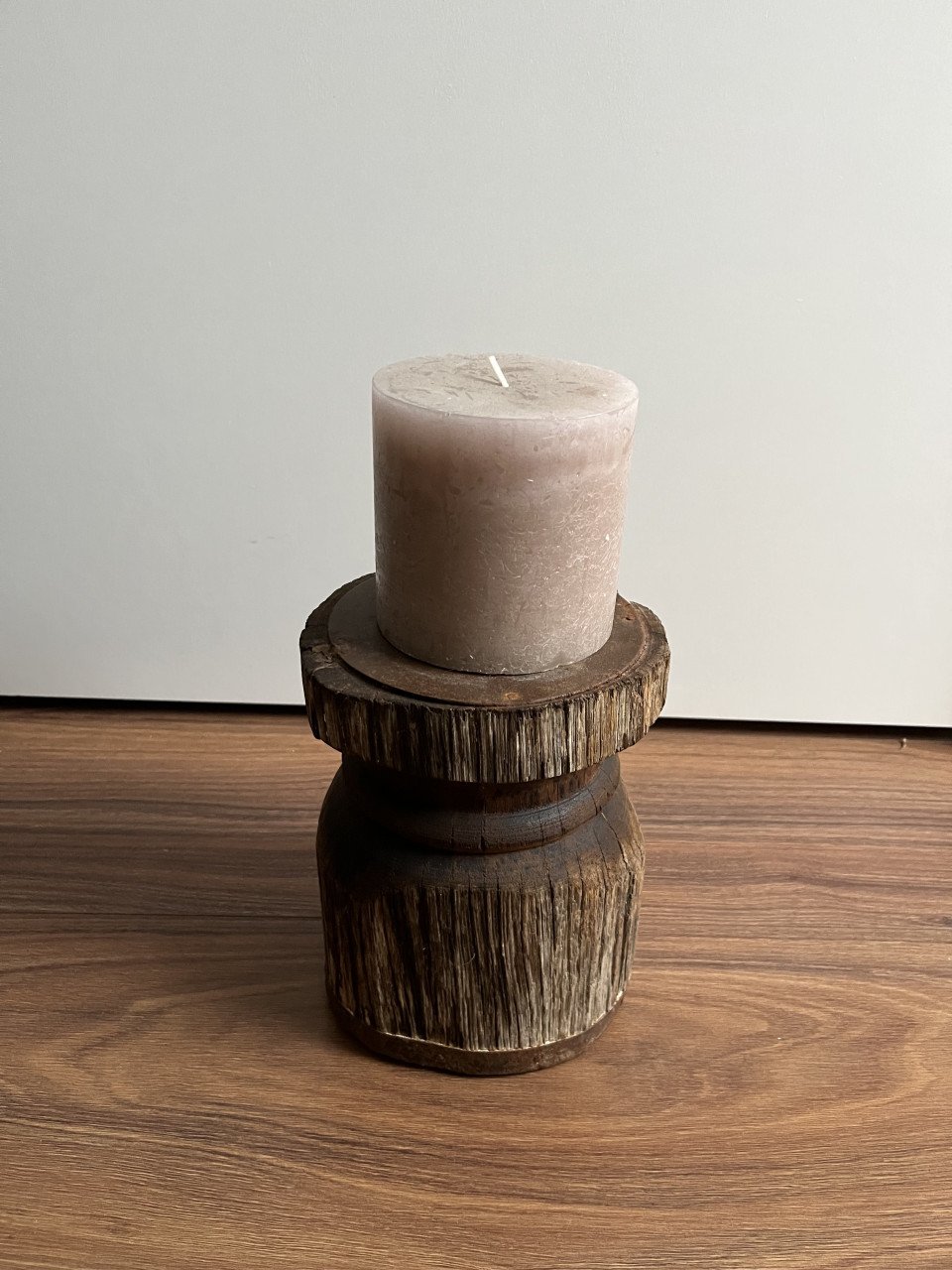 Houten kaarsenstandaard met kaars