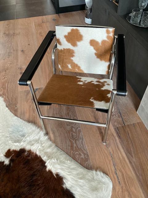 Le Corbusier Basculant stoel met ponyhuid