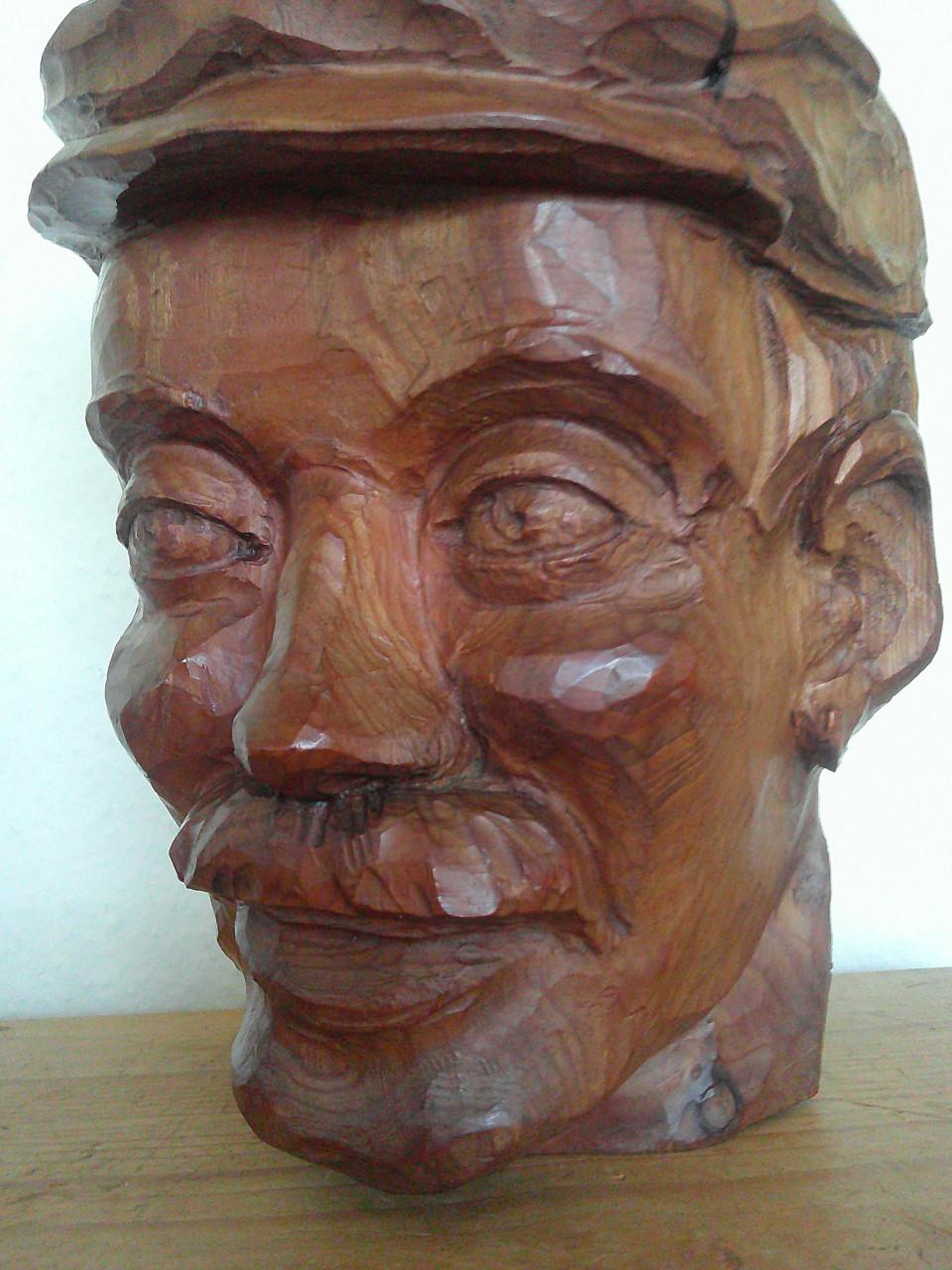 HOUTSNIJWERK ,BOERENMAN MET PET,1962 MET MONOGRAM