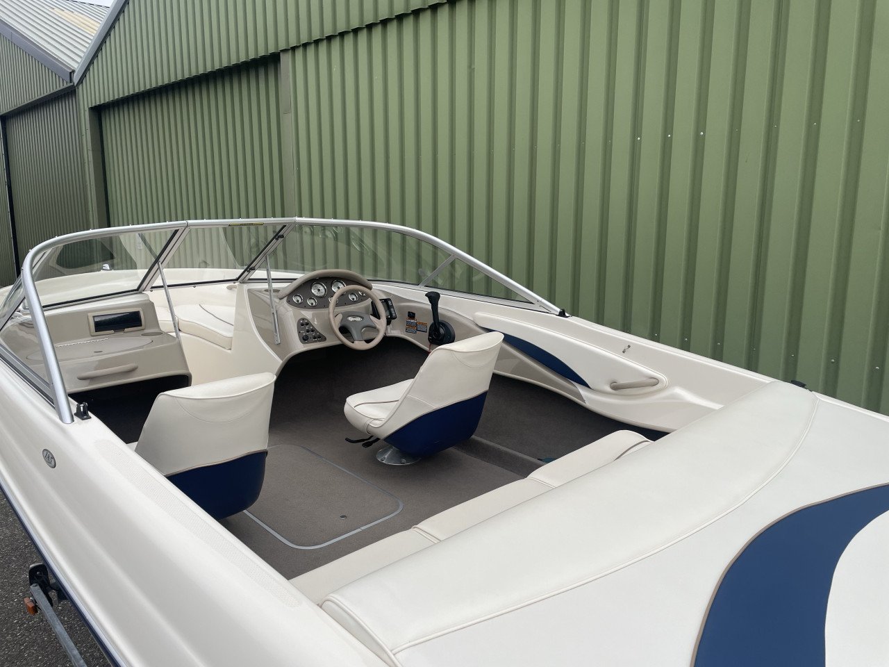 Mooie Bayliner Capri sport 185 speedboot 3.0 mercruiser