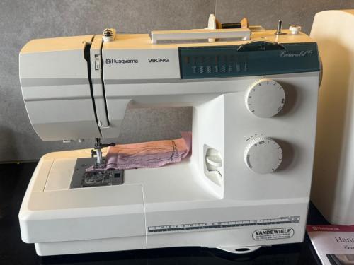 Naaimachine Husqvarna Viking Esmerald 116