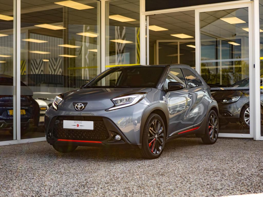 Toyota Aygo x 1.0 vvt-i mt 72pk premium | trekhaak | jbl sound system | app