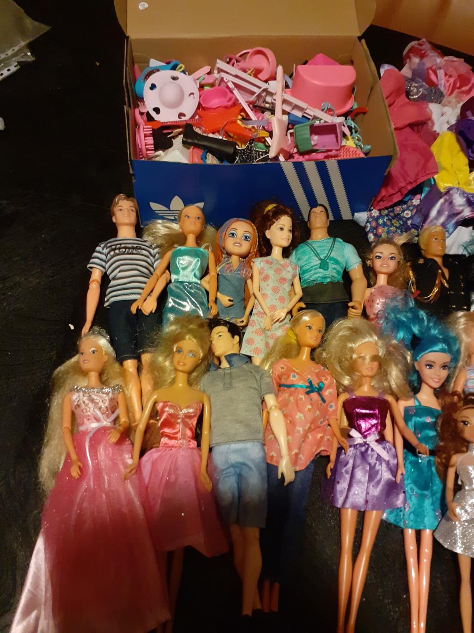 30 barbie poppen ( nep ) met kleding en accessoires