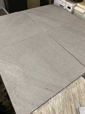 Partij vloer  wand tegels grijs , beton look .