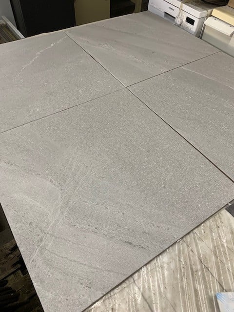 Partij vloer  wand tegels grijs , beton look .
