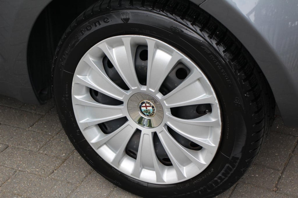 Alfa Romeo MiTo 1.4 progression -1e eig - pdc - airco - elek ramen - isofix