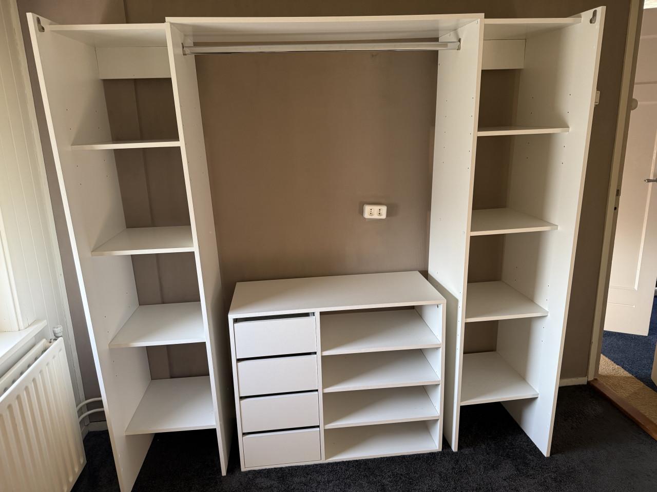 Leg en hang kast met tussen lade en leg kast