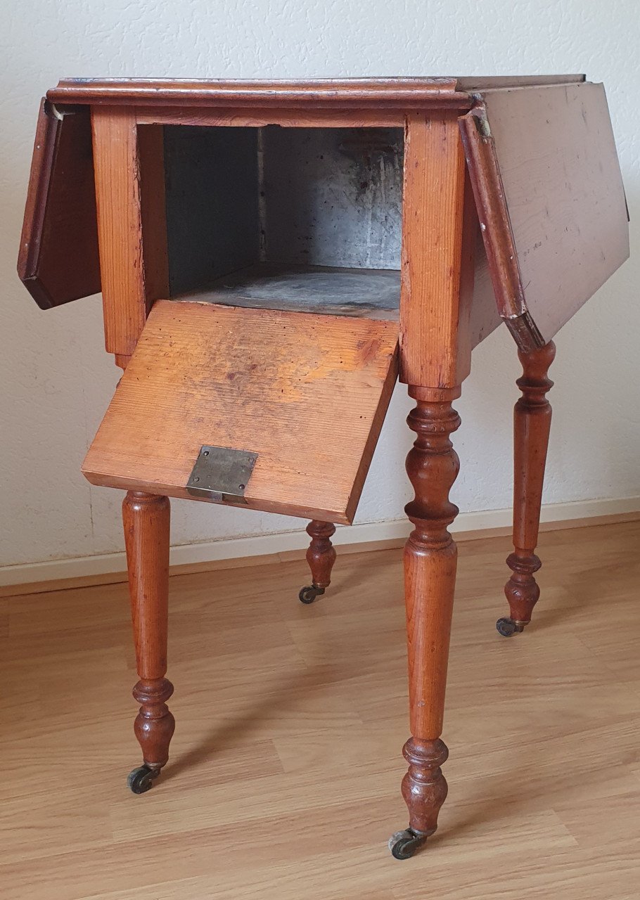 Antieke bijzet tafel type hangoor