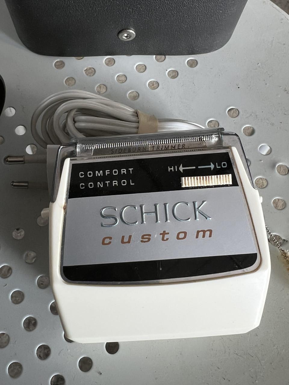 Vintage Schick elektrisch scheerapparaat model 209 complete set.