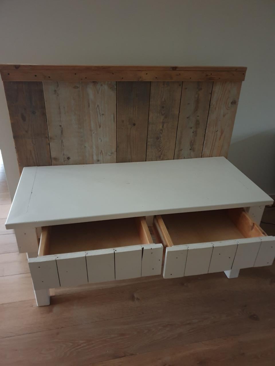 Lage sidetable/speeltafel met steigerhouten achterwand