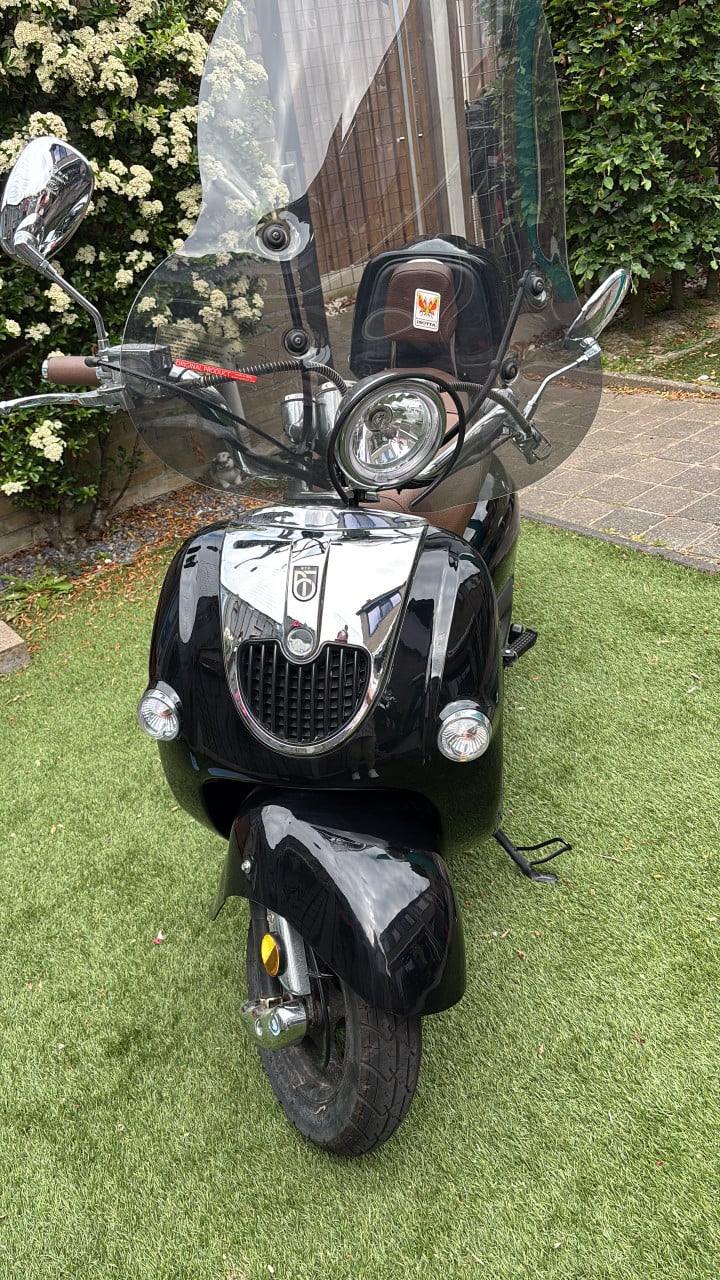 Grande retro scooter