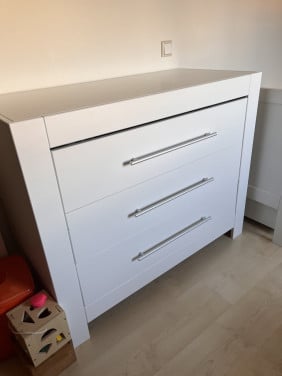Bed en commode met wandrekje