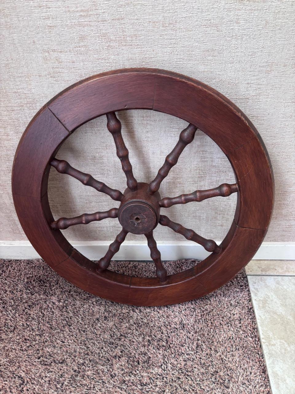 Twee spinnenwielen, voor decoratie