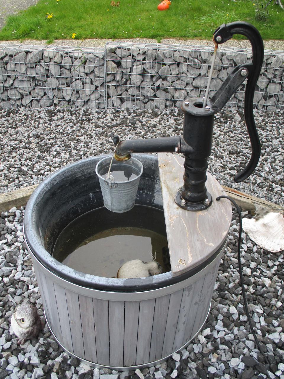 Leuke Water ornament (vat met waterpomp)