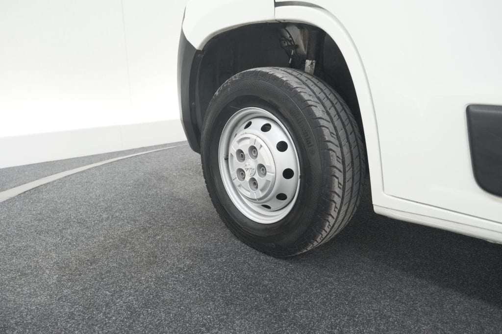 Peugeot Boxer 330 2.2 bluehdi 140 l2h2 premium | navigatie | houtenvloer in