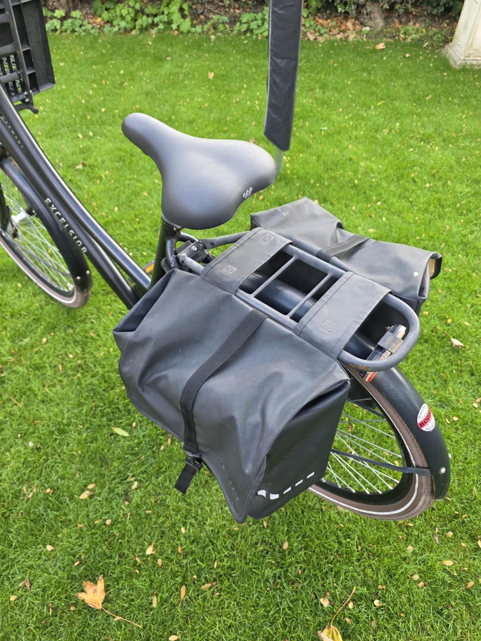 Boodschappenkar op twee wielen zoekt nieuwe eigenaar. Transportfiets. Fiets