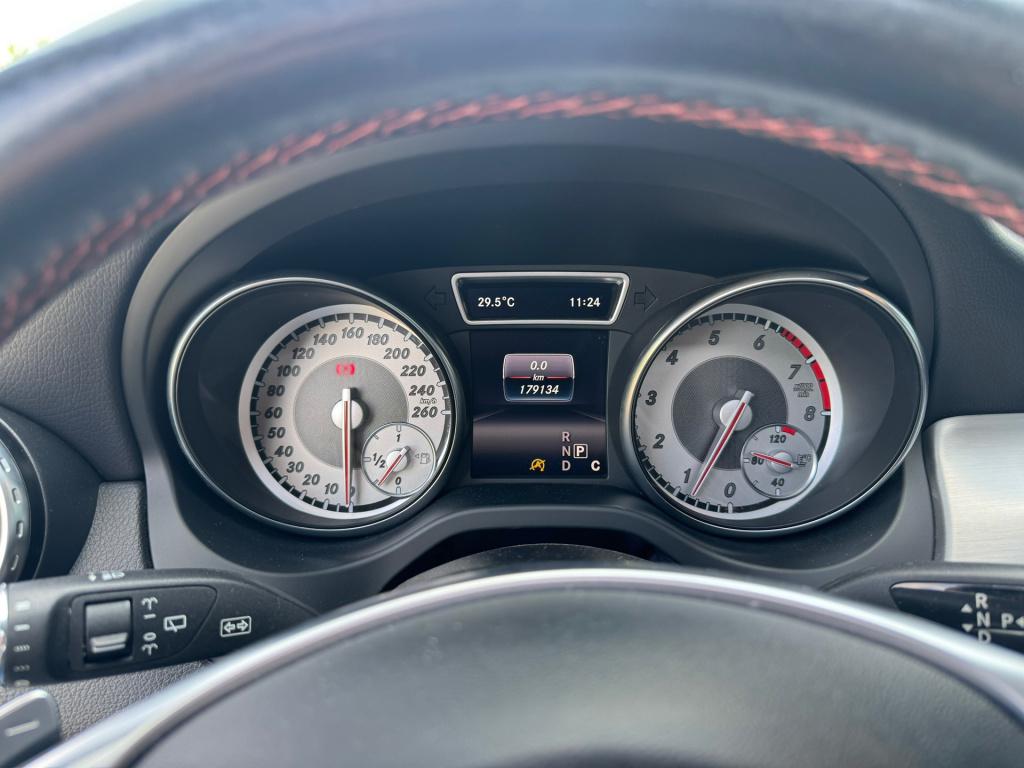 Mercedes-Benz Gla-klasse 180 ambition amg night-pakket automaat , panoramas
