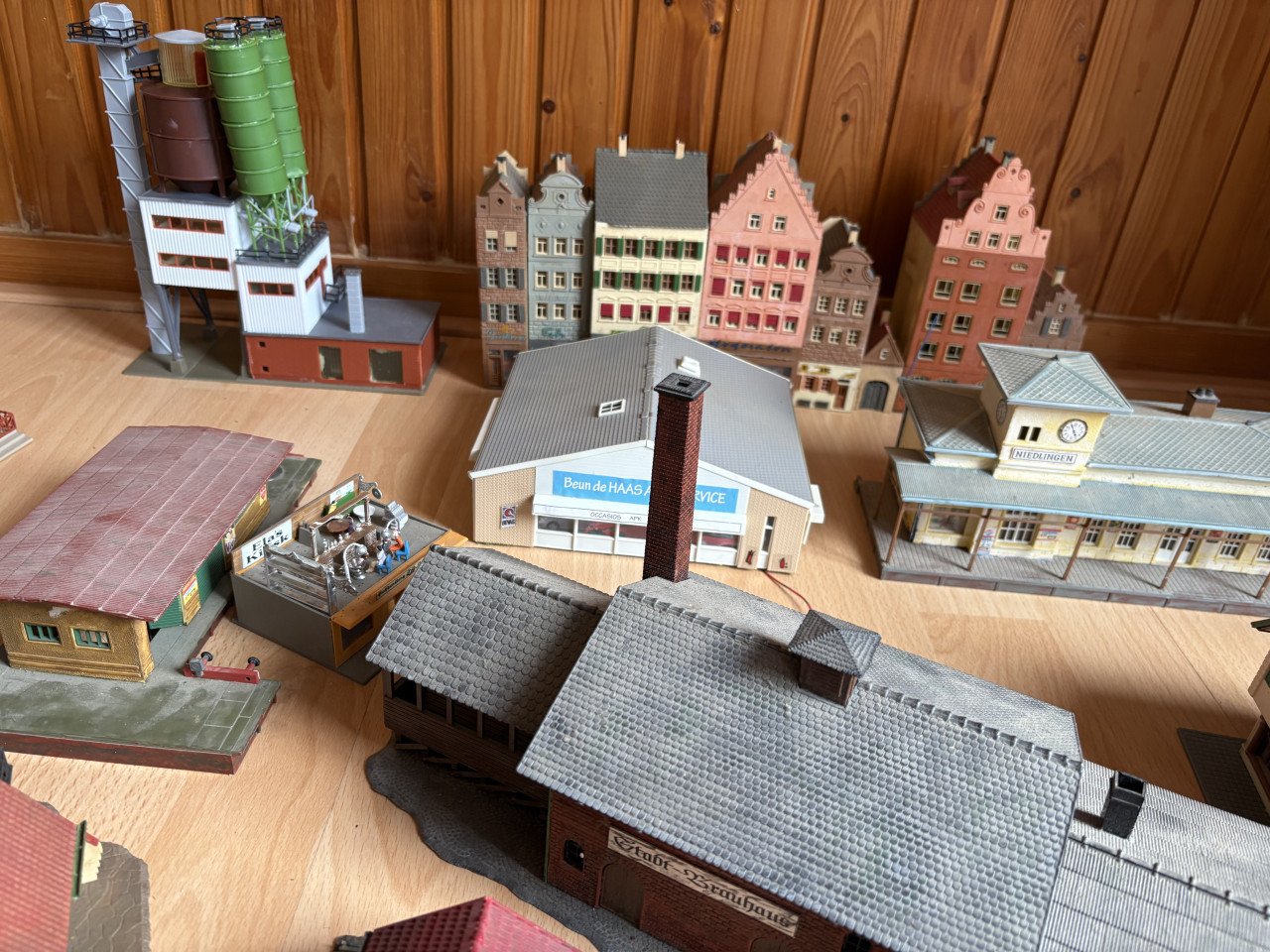 Grote set huisjes voor de modelspoorbaan. Set groen