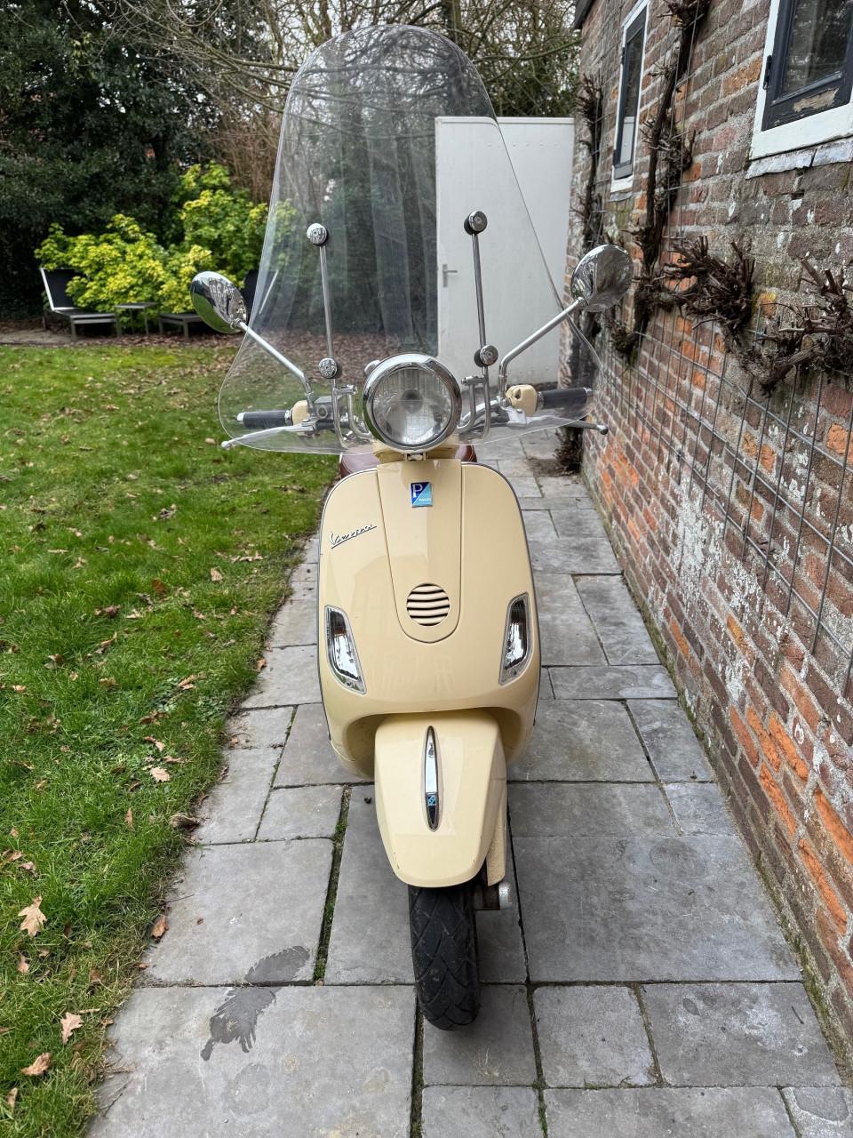 Hele mooie Vespa Piaggio c38, bruin lederen zadel uit 2010