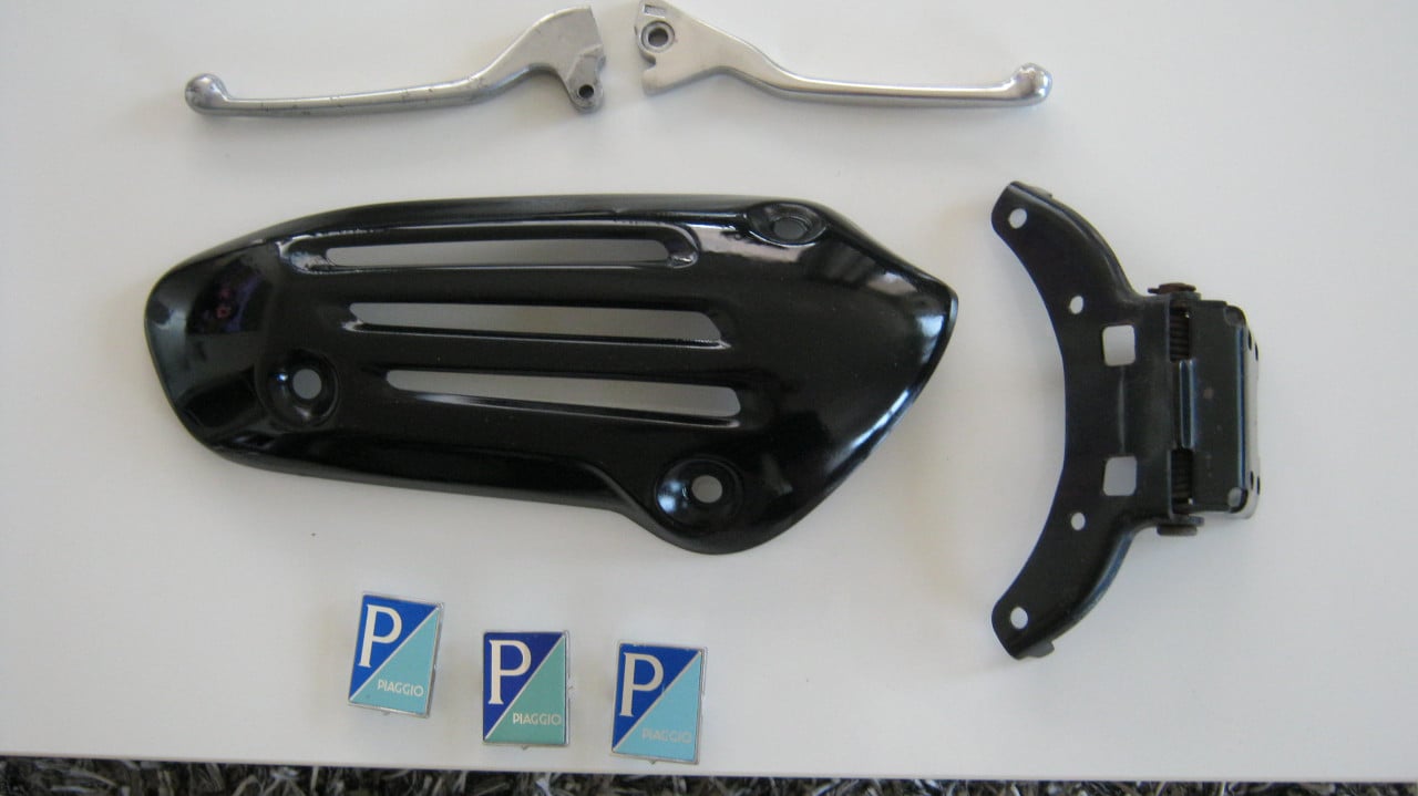 TE KOOP VESPA UITLAATSCHILD /REMHENDELS SCHANIERZADEL