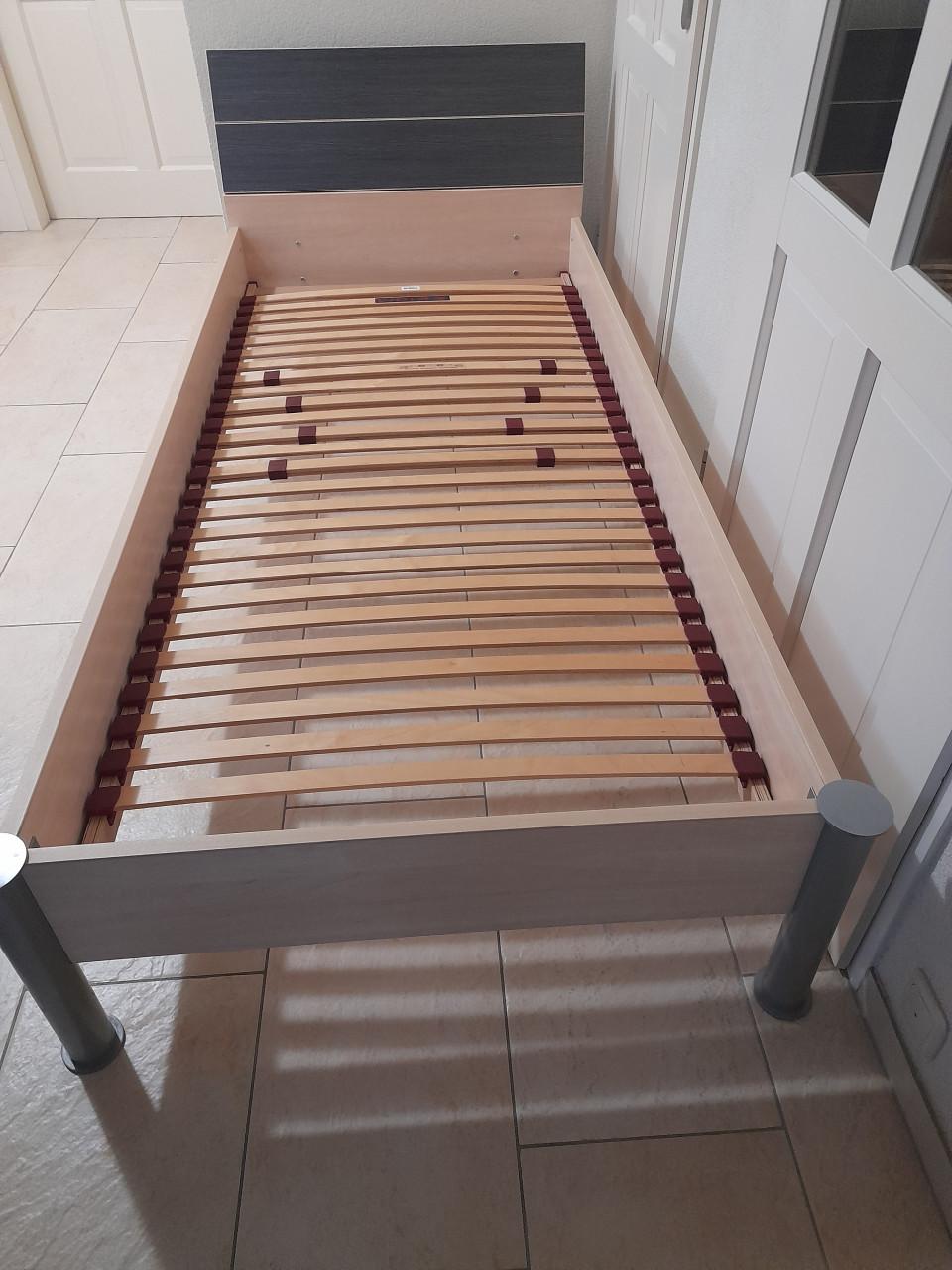 1 Persoons bed 90 x 200 (in goede staat )