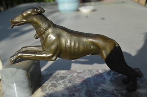 Natuurstenen Art Deco schouwstuk hazewindhond