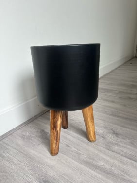 Zwart bloempot met houten poten (d=30 cm)
