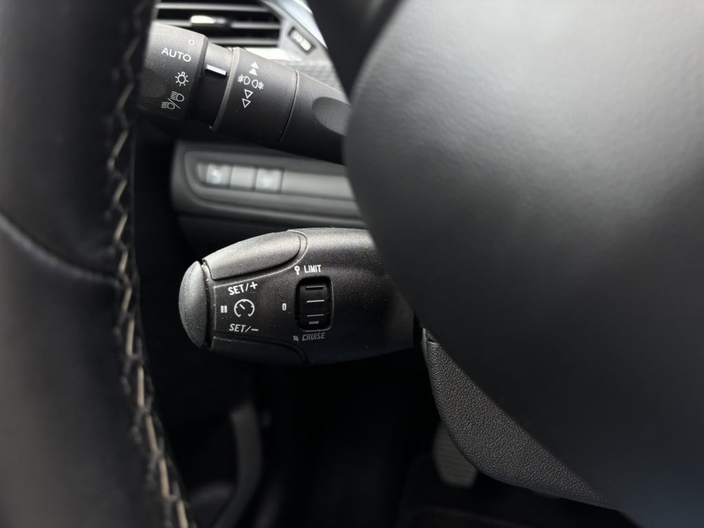 Peugeot 2008 allure 1.2-111pk/panoramadak