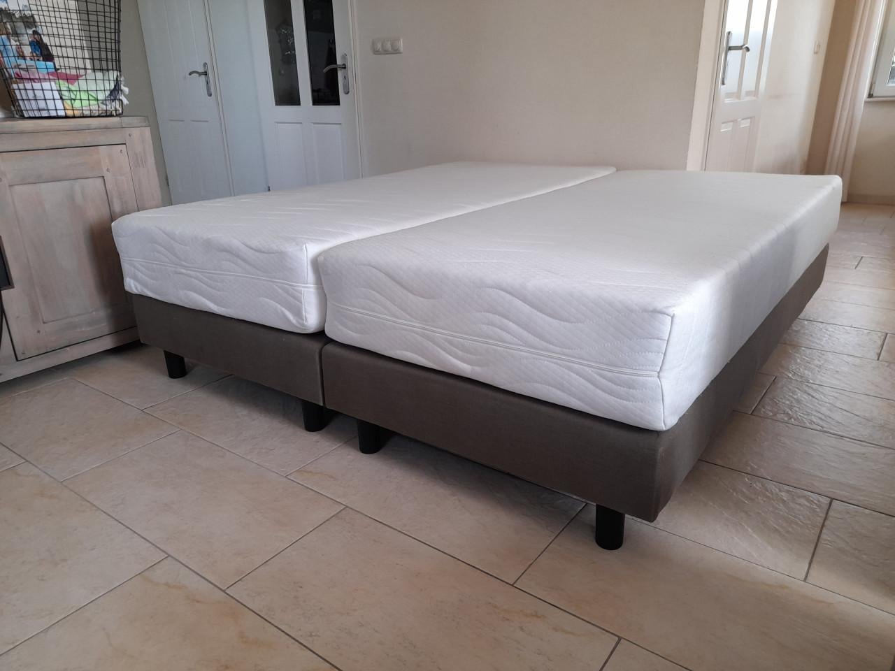 2 x Boxspring met schone matrassen 90 x 200 (in goede staat )
