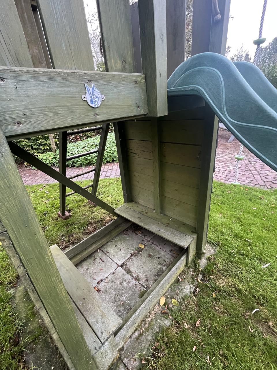 Speeltoestel met schommels,  glijbaan, enz.