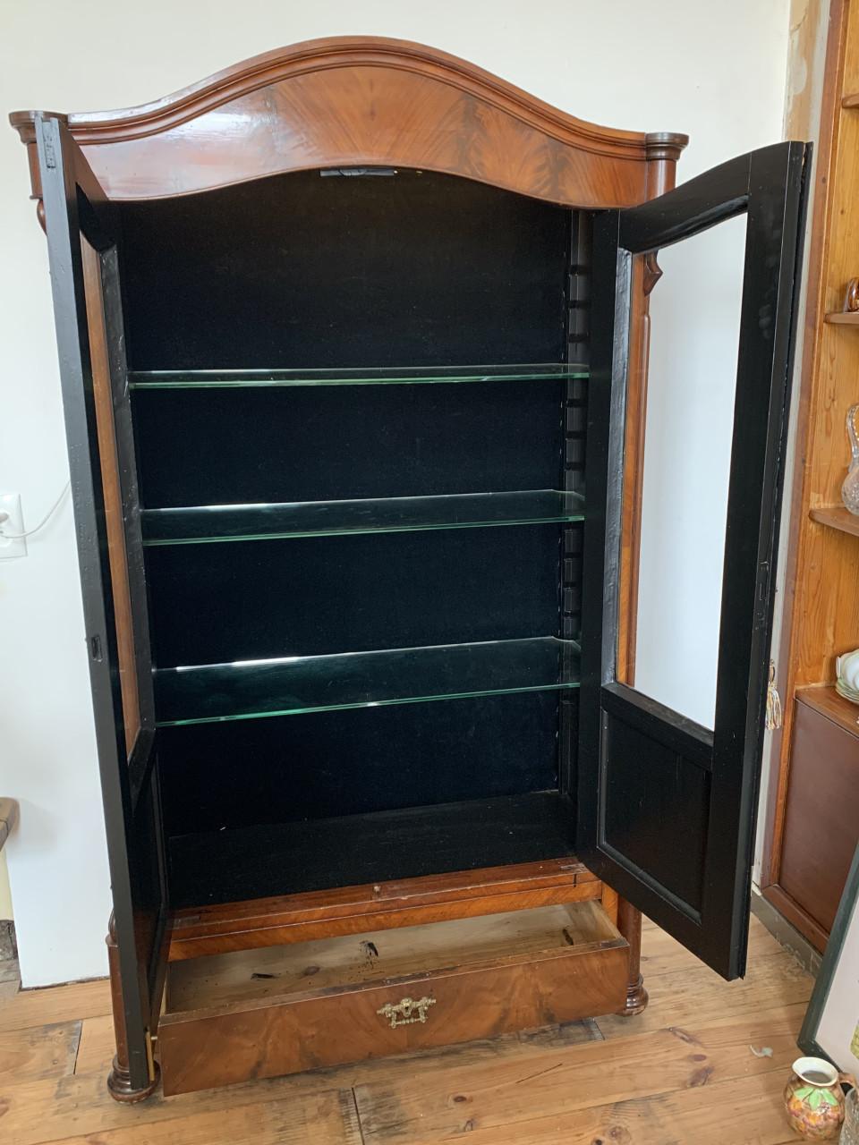 Kast met twee deurtjes en lade