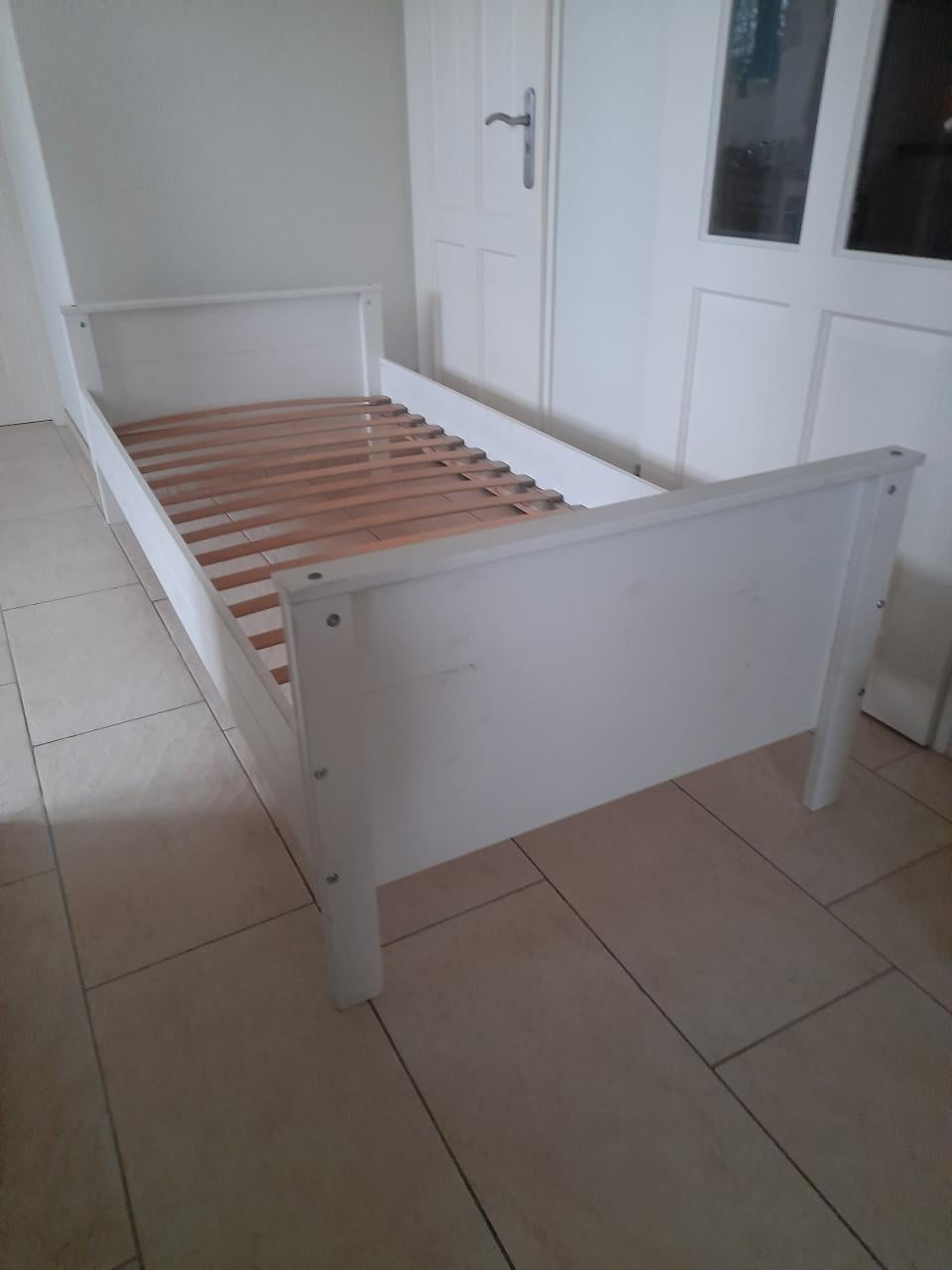 Wit massief houten bed 90 x 200 (in goede staat )