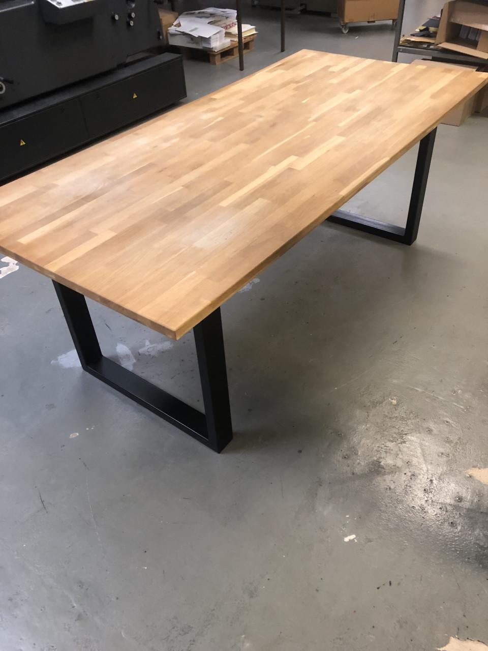 Eettafel hout met zwarte stalen poten