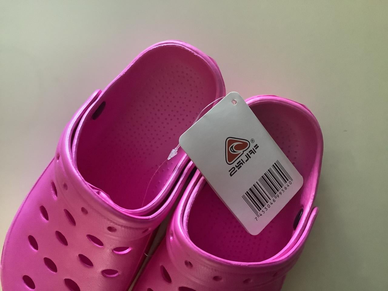 Partij plastic kinderklompen. ( partij 103)