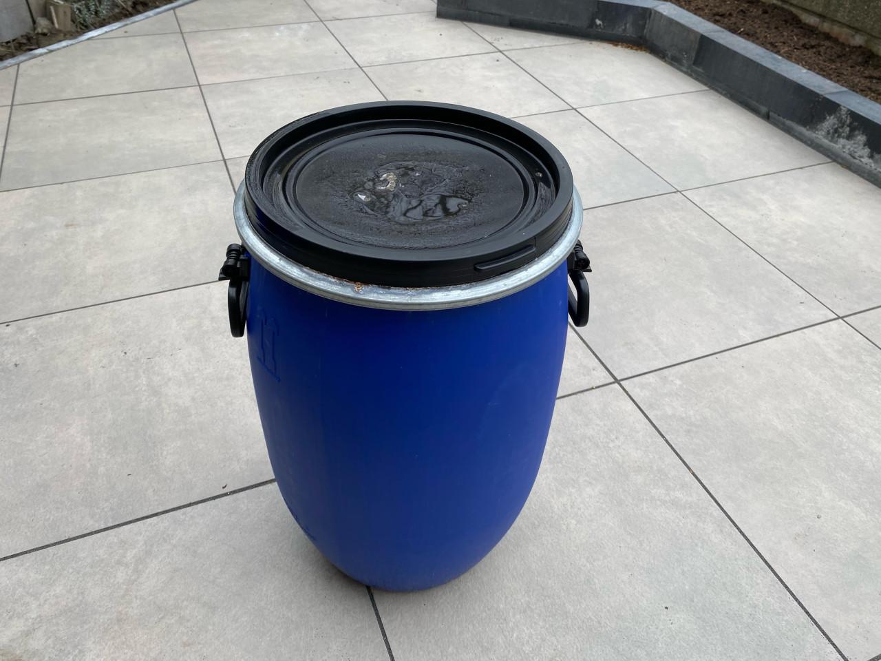 Blauwe kunststof vaten 60L met klemseksel