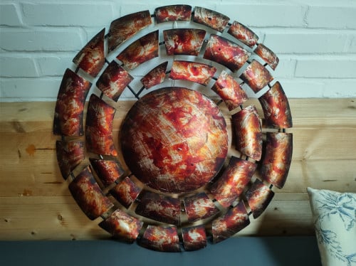 Mooi bijzonder kunstwerk voor aan de wand. Metaal. Drs. 65 cm.
