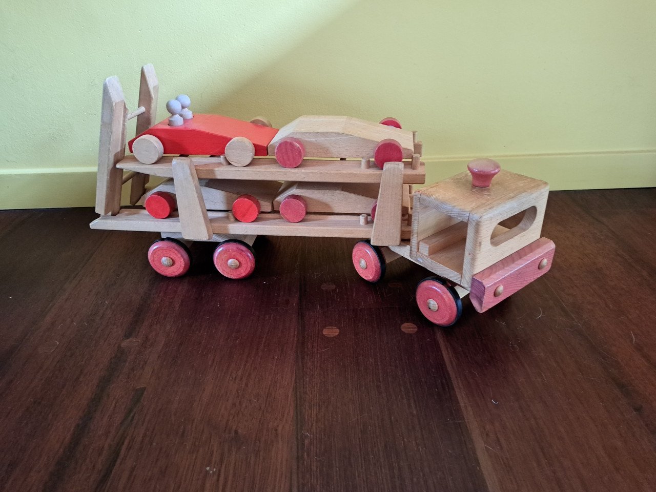 Grote Vintage houten oplegger met 4 auto's