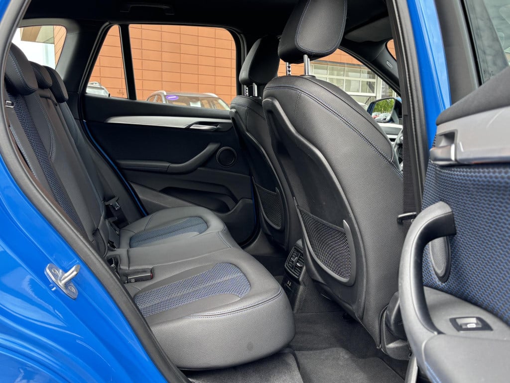 BMW X1 sdrive18i high executive m sport | trekhaak afneembaar | sportstoele