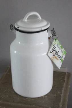 Witte emaille yoghurt