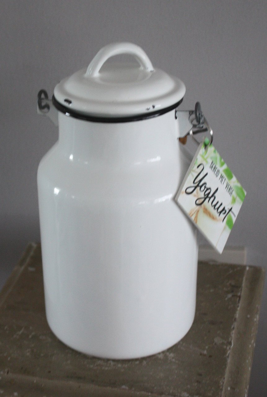 Witte emaille yoghurt