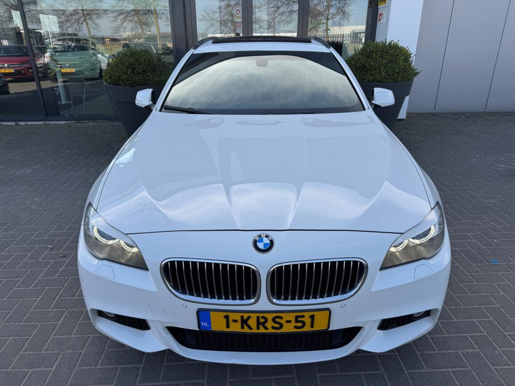 BMW 5 Serie touring 520d * leder * panoramadak * m pakket * dealer onderhou
