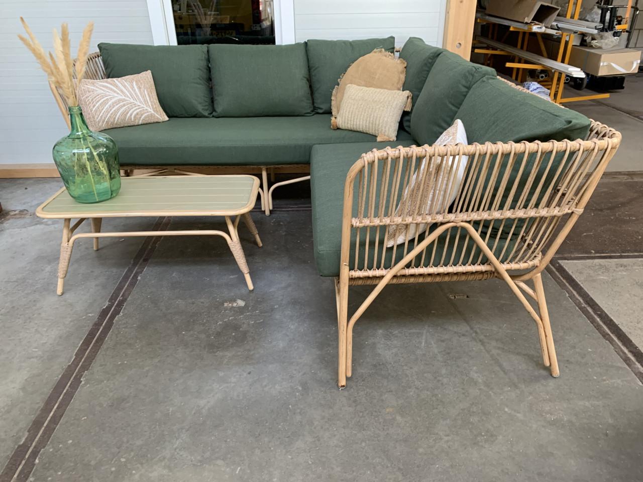 Loungeset met kussens en tafel.