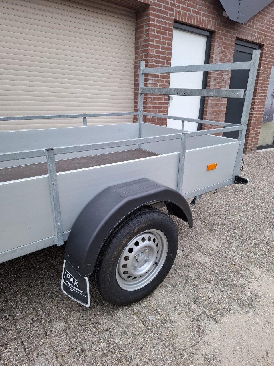 Aanhanger met lier, altijd binnen gestaan