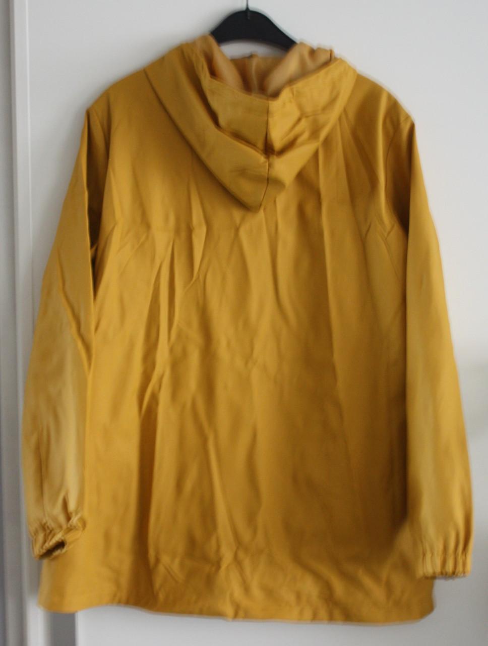Gele regen jas met rits en knopen maat 44