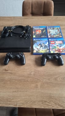 Playstation 4 met 2 controllers en 4 games
