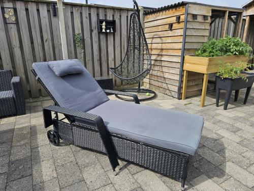 Groot stevig ligbed ligstoel