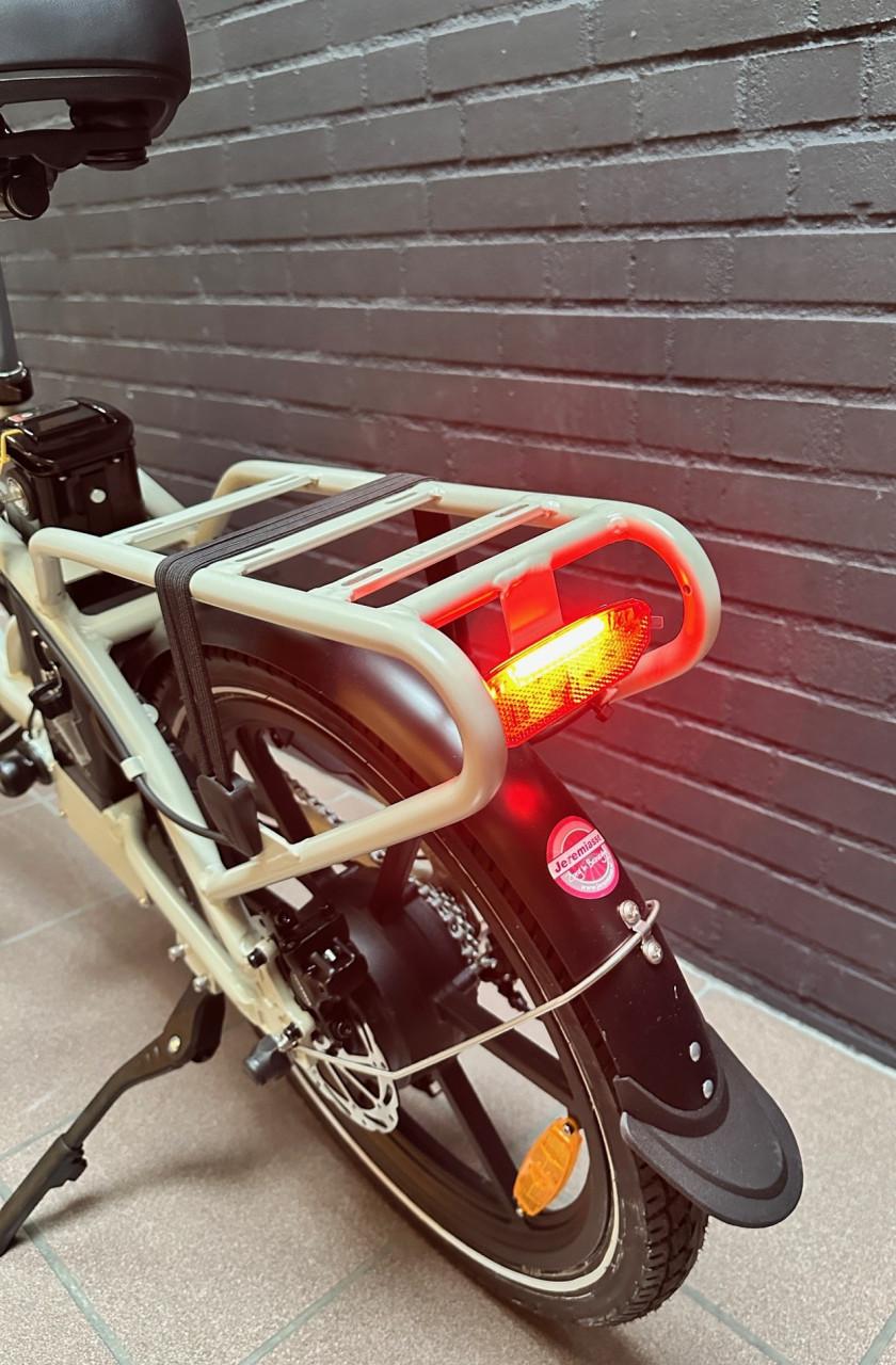Opmaet fiets lage instapfiets met elektrische ondersteuning