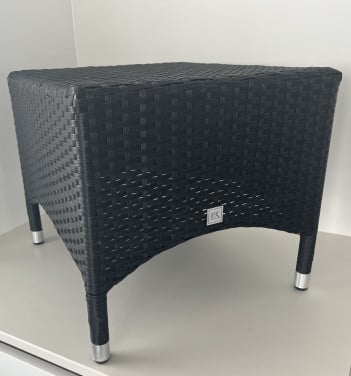 Tafeltje/voetenbank zwart wicker, aluminium frame 49x44x40,5 cm
